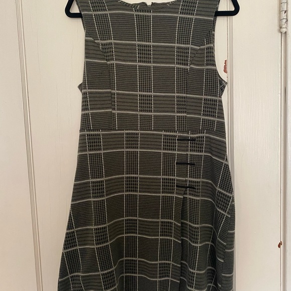 Super chic and comfy dress - Closet clear out! - Picture 2 of 3